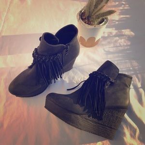 Size 81/2 Sbicca vintage collection black booties